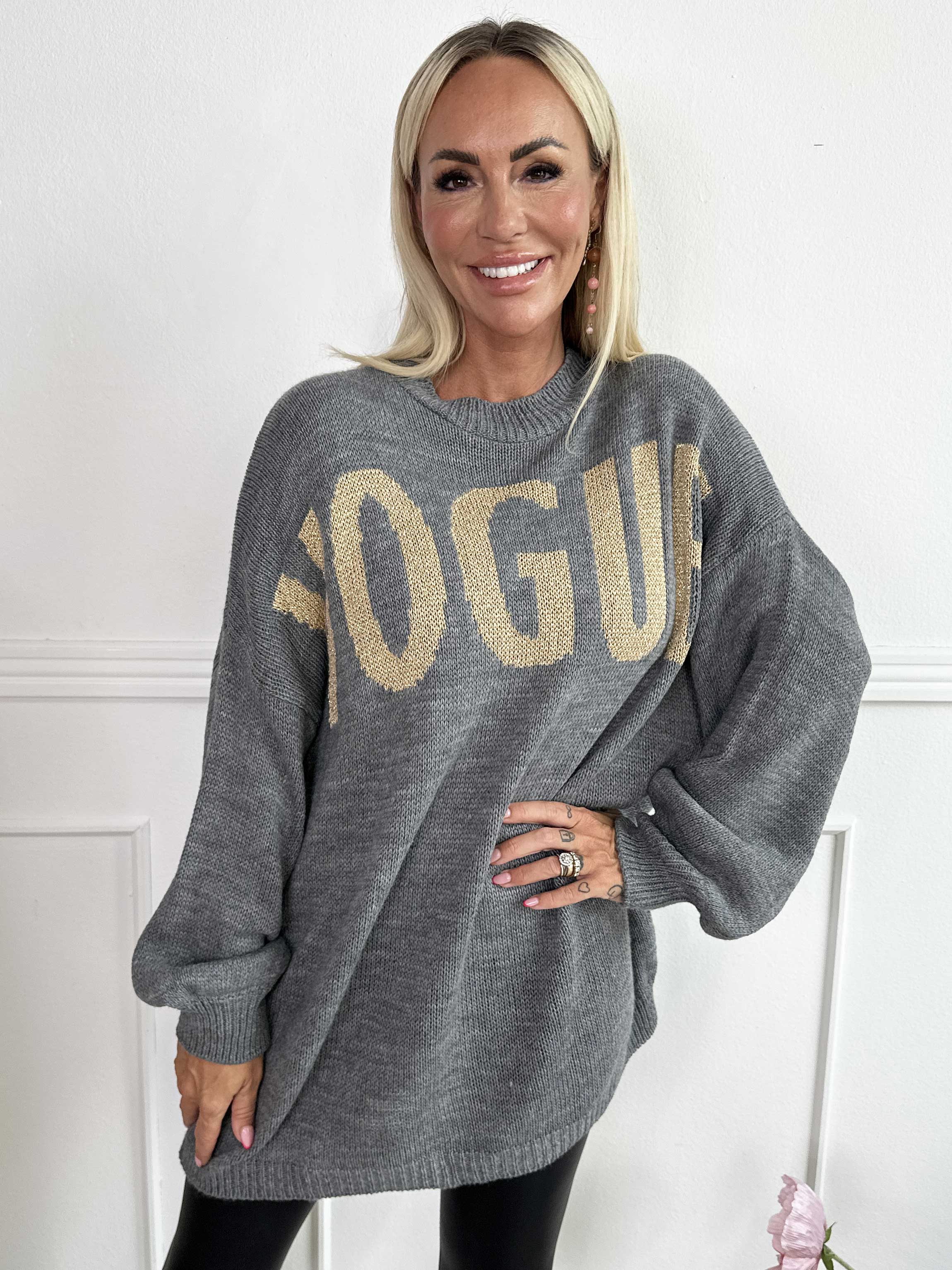 Priscilla - Stickad tröja med VOGUE skrivet i guldglittertrådar